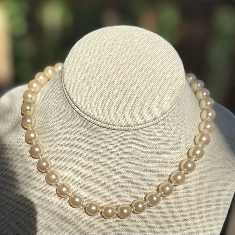 🐚 Elegant Cream Faux Pearl Necklace with Gold Rope Horseshoe Pendant